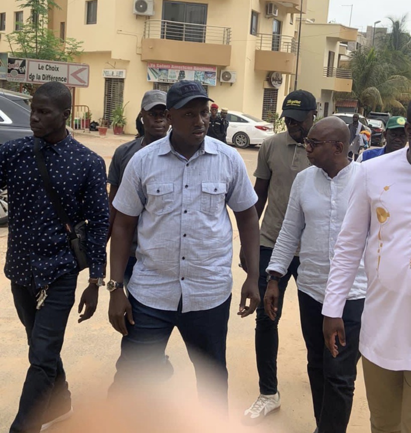 Yewwi n’abandonne son appel à lever le blocus du domicile de Sonko avant la Tabaski Yewwi n’abandonne son appel à lever le blocus du domicile de Sonko avant la Tabaski