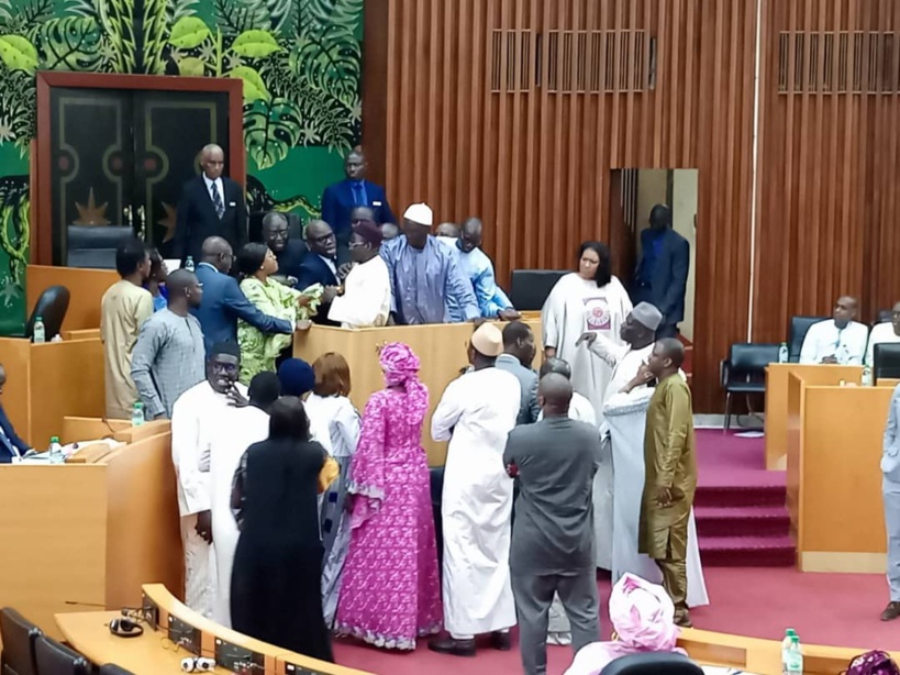 Assemblée nationale : les députés de l’opposition bloquent encore les travaux pour.... Assemblée nationale : les députés de l’opposition bloquent encore les travaux pour....