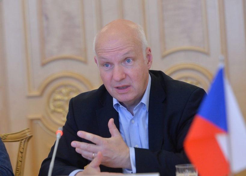 Au Parlement européen, le Sénateur Tchèque sermonne Aissata Tall Sall: « le nombre de prisonniers politiques au Sénégal est plus élevé que jamais (…) le Pr Macky Sall n’a pas droit à un 3e manda »