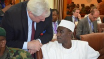L'ambassadeur du Nigeria au Niger, Aliou Issa Sokoto (d), lors du sommet régional, à Niamey, consacré à la lutte contre Boko Haram, ce mardi 20 janvier 2015. HAMA BOUREIMA / AFP