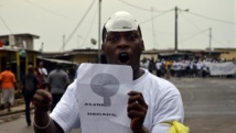 «Ali dégage» proclame ce manifestant le 20 décembre 2014 dans le quartier de Rio de Libreville. AFP/Celia Lebur