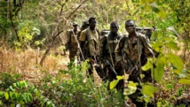 Une patrouille l'armée ougandaise dans la jungle sur les traces des rebelles de la LRA, en avril 2012. AFP PHOTO/STRINGER