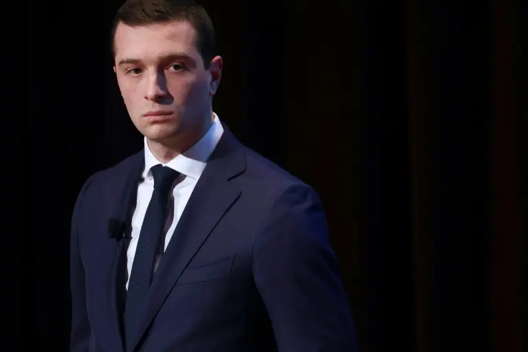 France : Face aux émeutes, droite et extrême droite rivalisent d'appels à la fermeté