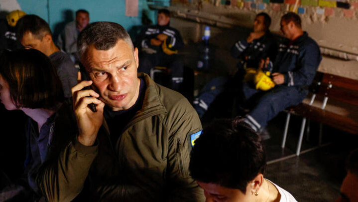 Ukraine: passe d'armes entre le président Zelensky et le maire de Kiev, Vitali Klitschko