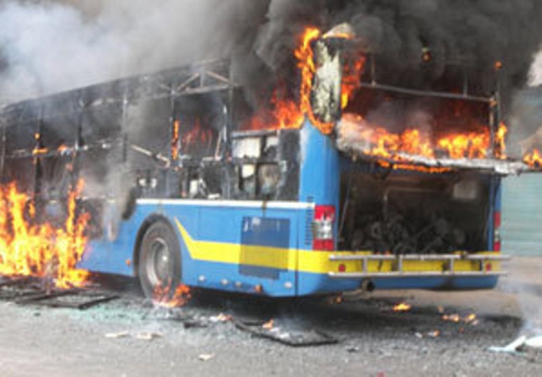 Mise en feu d'un bus devant l'Ucad : Le fils d'Assane Ba ex Dircab de Farba Senghor serait l'un des auteurs ! Mise en feu d'un bus devant l'Ucad : Le fils d'Assane Ba ex Dircab de Farba Senghor serait l'un des auteurs !