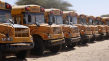Les bus scolaires nigérians stationnés devant le camp de réfugiés de Gagamari dans le sud du Niger. RFI/Nicolas Champeaux