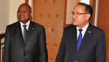 Le nouveau Premier ministre Jean Ravelonarivo (G) et son prédécesseur Kolo Roger. Présidence malgache / Service de presse