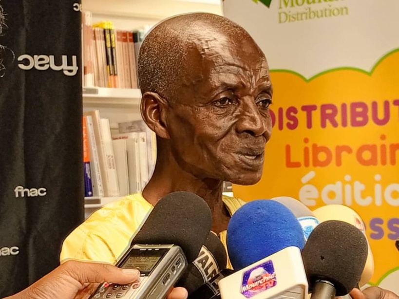 Mamadou Sy Albert à la cérémonie de dédicace de son livre: « le problème ce n’est pas Macky Sall, c’est le système » Mamadou Sy Albert à la cérémonie de dédicace de son livre: « le problème ce n’est pas Macky Sall, c’est le système »