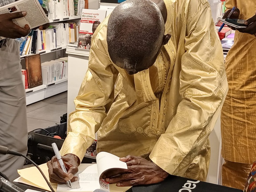 Mamadou Sy Albert à la cérémonie de dédicace de son livre: « le problème ce n’est pas Macky Sall, c’est le système » Mamadou Sy Albert à la cérémonie de dédicace de son livre: « le problème ce n’est pas Macky Sall, c’est le système »