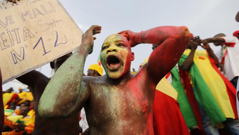 Un supporteur malien venu assister au match Guinée - Mali, le 28 janvier à Mongomo. Ce dernier va très certainement prier toute la nuit dans l'espoir d'une main heureuse lors du tirage au sort qui désignera l'équipe qualifiée pour les quarts de finale... REUTERS/Mike Hutchings
