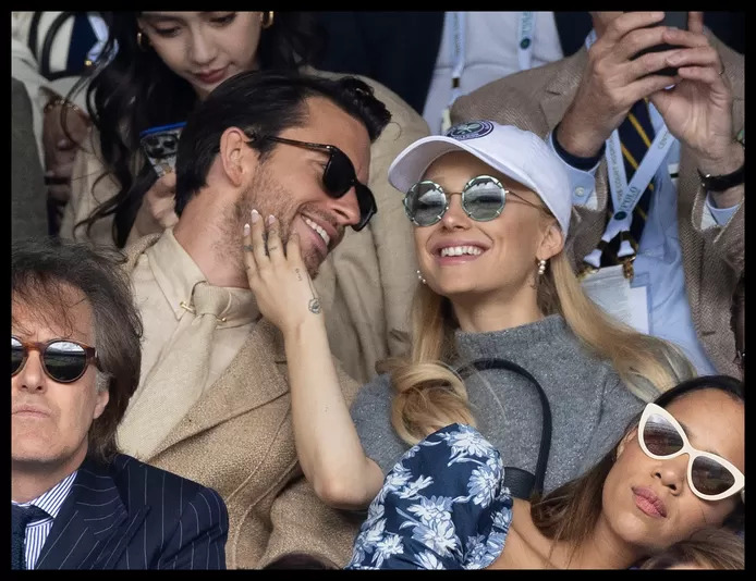 Sans alliance et proche de Jonathan Bailey à Wimbledon: Ariana Grande est en plein divorce
