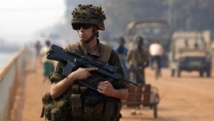 Un soldat de la force Sangaris dans les rues de Bangui, le 18 janvier 2014. REUTERS/Siegfried Modola