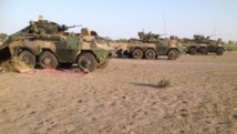 Des véhicules blindés de l'armée tchadienne positionnés à Fotokol, à la frontière camerounaise, se dirigent vers Gamboru au Nigeria, à 500 mètres de là, dimanche 1er février. AFP PHOTO / STEPHANE YAS