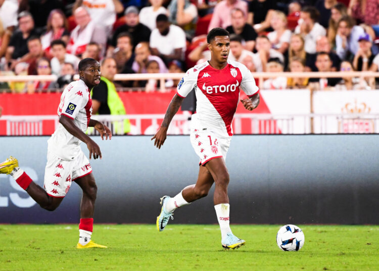 Mercato : Ismaïl Jakobs proche de signer à Nottingham Forest