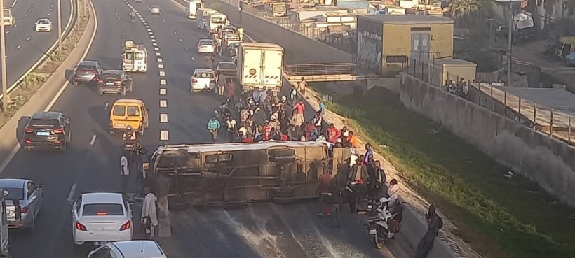 Un car "Ndiaga Ndiaye" se renverse à Pikine: au moins 30 blessés dont 4 graves Un car "Ndiaga Ndiaye" se renverse à Pikine: au moins 30 blessés dont 4 graves