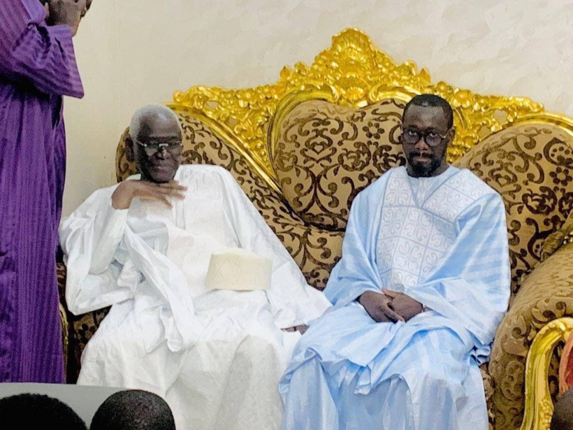 Touba: Serigne Mountakha donne à YAW un présent et un message à remettre à Sonko, les leaders refusent de dévoiler Touba: Serigne Mountakha donne à YAW un présent et un message à remettre à Sonko, les leaders refusent de dévoiler