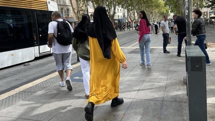 Interdiction de l’abaya : 298 élèves se sont présentés avec à l’école, 67 ont refusé de l’enlever