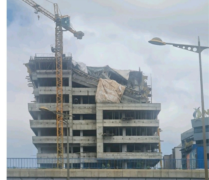 Alerte Image sur la VDN: effondrement du toit d’un immeuble en construction
