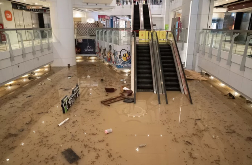 “Un déluge centennal”: Hong Kong touchée par des pluies historiques “Un déluge centennal”: Hong Kong touchée par des pluies historiques