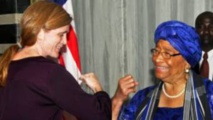 L'ambassadrice américaine auprès des Nations Unies Samantha Power saluant la présidente libérienne Ellen Johnson Sirleaf en octobre 2014.