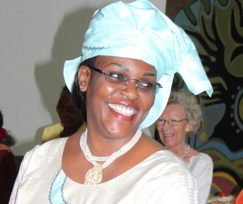 Réponse de la première Dame aux attaques de Wade : un large sourire, et Mariéme Faye Sall passe sur l'affaire Réponse de la première Dame aux attaques de Wade : un large sourire, et Mariéme Faye Sall passe sur l'affaire