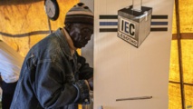 Un électeur lesothan dans un bureau de vote.