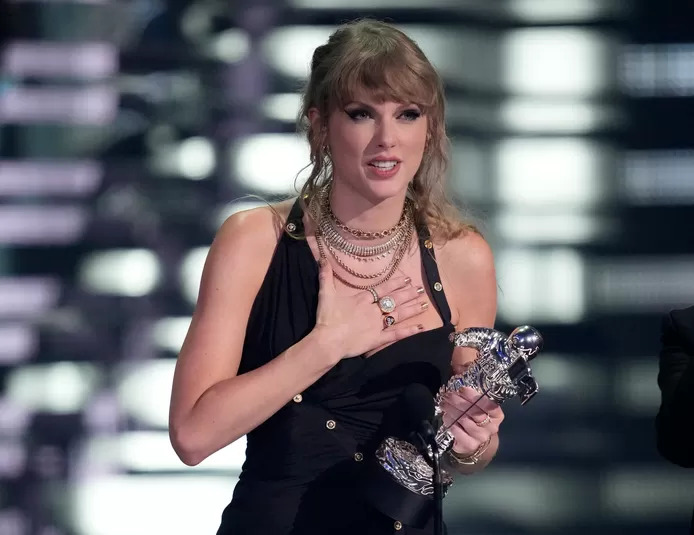 Taylor Swift accumule les trophées aux VMAs, Shakira récompensée pour l'ensemble de sa carrière