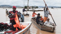 Des habitants du village de Soavina sont évacués sur des pirogues, le 27 février. AFP PHOTO / RIJASOLO