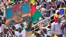 Un membre de l'opposition brandit un portrait de Thomas Sankara, le père de la révolution burkinabè, lors d'un meeting en novembre 2014. AHMED OUOBA / AFP