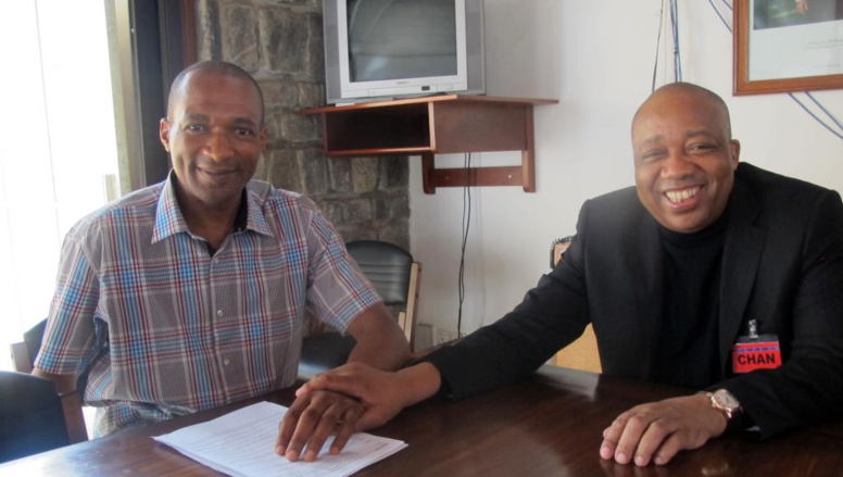 Thierry-Michel Atangana (g), en compagnie de son avocat, Charles Tchoungang à Yaoundé, au lendemain de sa sortie de prison, le 25 février 2014.