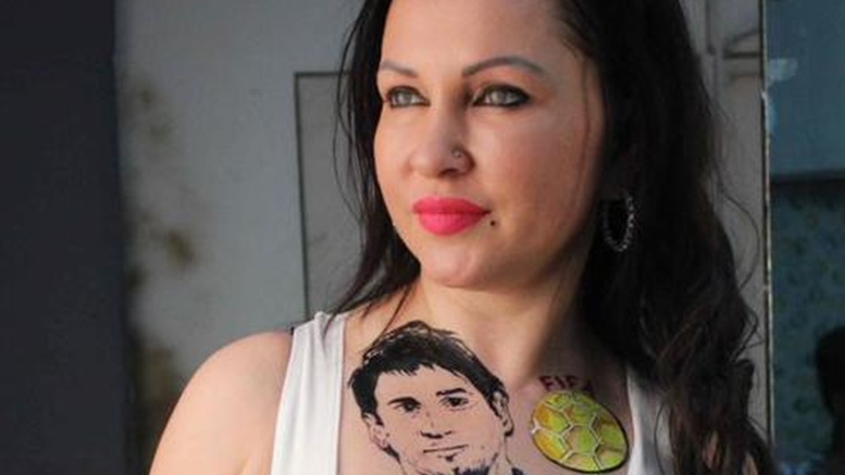 Une actrice se tatoue Messi… sur la poitrine Une actrice se tatoue Messi… sur la poitrine