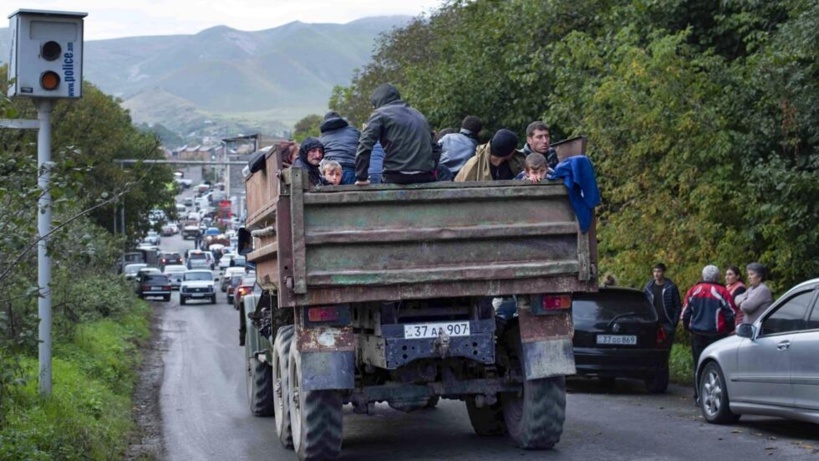 Haut-Karabakh: un flot d'habitants de l'enclave sur les routes en direction de l'Arménie Haut-Karabakh: un flot d'habitants de l'enclave sur les routes en direction de l'Arménie