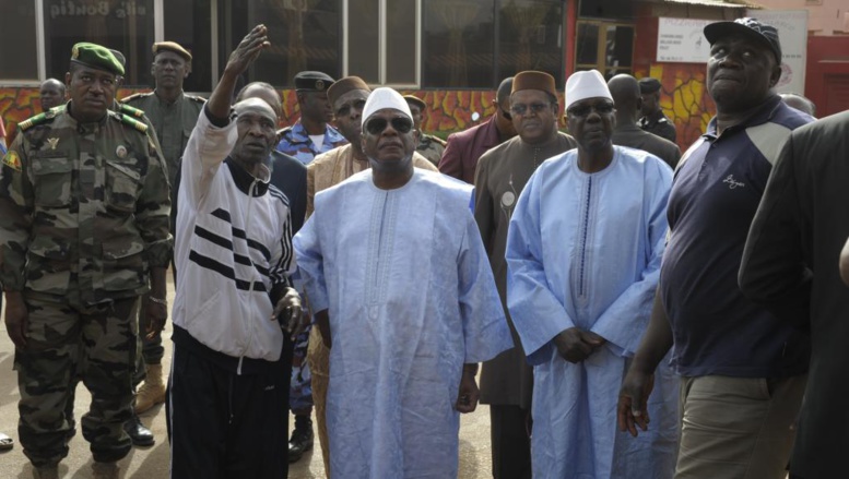 Le président malien IBK (au centre à droite) et le Premier ministre Modibo Keïta (à sa gauche) se sont rendus sur les lieux de l'attentat, samedi 7 mars 2015. AFP PHOTO/STRINGER