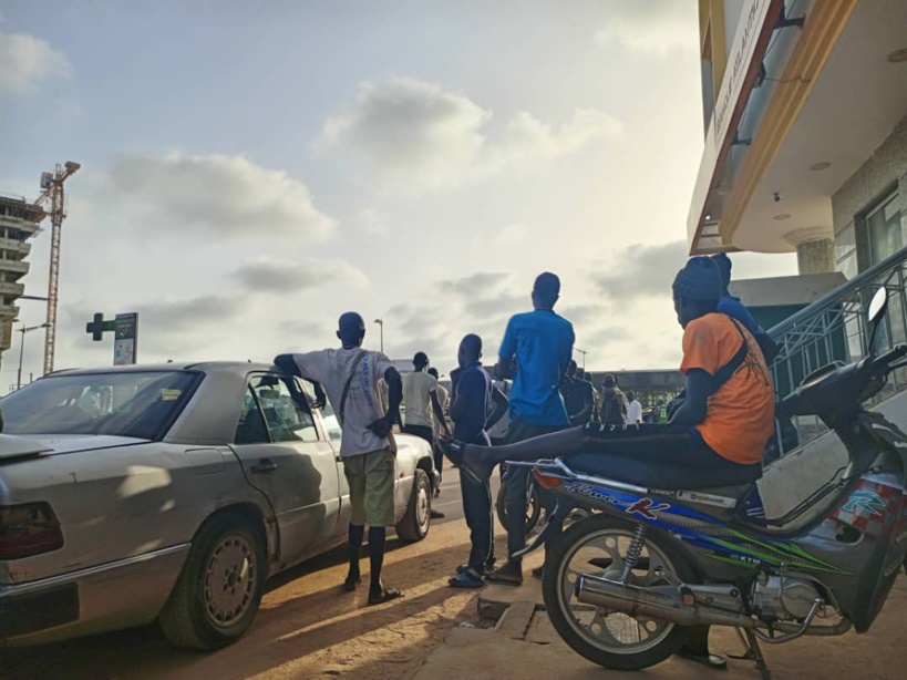 Ancienne piste Mermoz: les bulldozers rasent tout devant la tristesse des ouvriers occupants Ancienne piste Mermoz: les bulldozers rasent tout devant la tristesse des ouvriers occupants