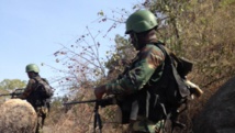 Les soldats de l'armée de terre camerounaise déployés sur le poste avancé de Mabass. Une colline sur la frontière avec le Nigeria, en bas des villages occupés par Boko Haram au mois de février.