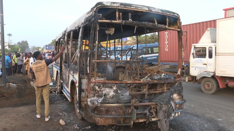 Attaque du bus TATA aux cocktails molotov à Yarakh : un cinquième individu arrêté à "Thiaroye Azur" Attaque du bus TATA aux cocktails molotov à Yarakh : un cinquième individu arrêté à "Thiaroye Azur"