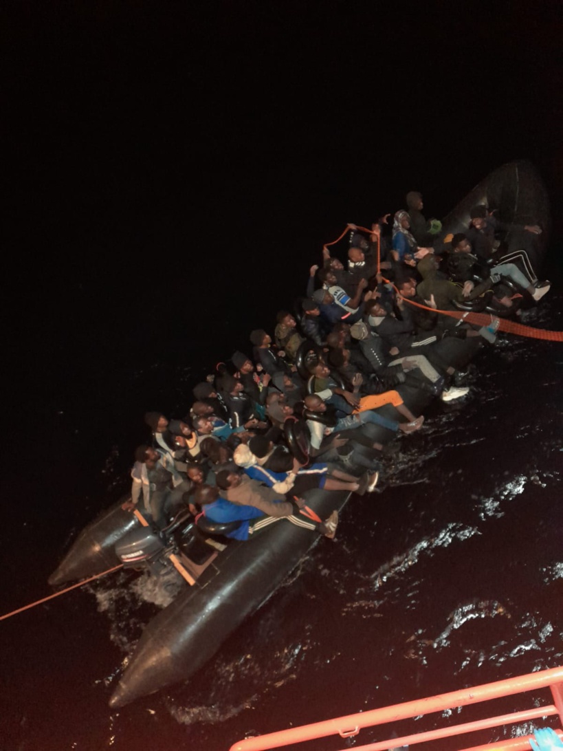 Deux nouvelles pirogues parties du Sénégal ont débarqué en Espagne ce samedi avec 165 personnes dont 22 enfants et un bébé Deux nouvelles pirogues parties du Sénégal ont débarqué en Espagne ce samedi avec 165 personnes dont 22 enfants et un bébé