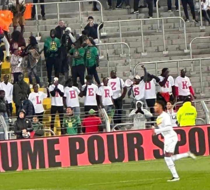 Amical Sénégal vs Cameroun : des supporters scandent "libérez Sonko" dans les tribunes Amical Sénégal vs Cameroun : des supporters scandent "libérez Sonko" dans les tribunes