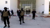 Des policiers devant les portes du musée du Bardo à Tunis au lendemain de l'attentat qui a coûté la vie à 21 personnes. REUTERS/Anis Mili