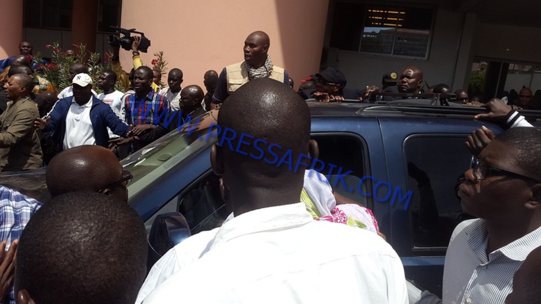 Direct Verdict Karim: les images de l'arrivé de wade au Tribunal Direct Verdict Karim: les images de l'arrivé de wade au Tribunal