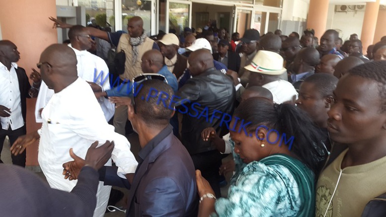 Direct Verdict Karim: les images de l'arrivé de wade au Tribunal Direct Verdict Karim: les images de l'arrivé de wade au Tribunal