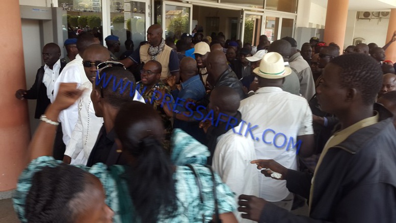 Direct Verdict Karim: les images de l'arrivé de wade au Tribunal Direct Verdict Karim: les images de l'arrivé de wade au Tribunal