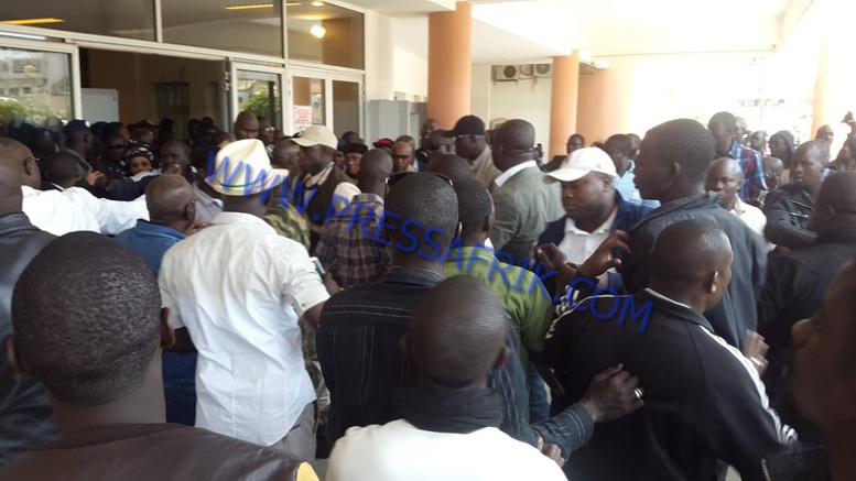 Direct Verdict Karim: les images de l'arrivé de wade au Tribunal Direct Verdict Karim: les images de l'arrivé de wade au Tribunal