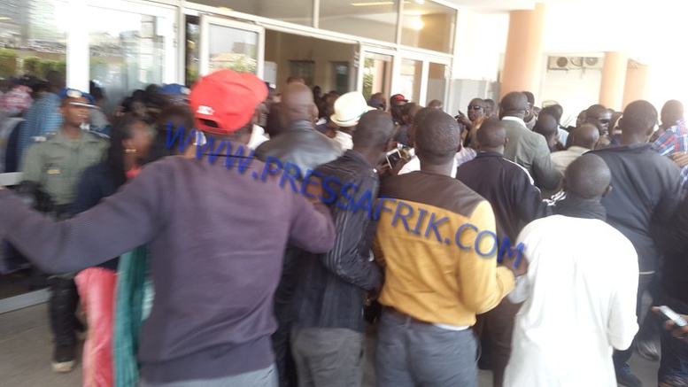 Direct Verdict Karim: les images de l'arrivé de wade au Tribunal Direct Verdict Karim: les images de l'arrivé de wade au Tribunal