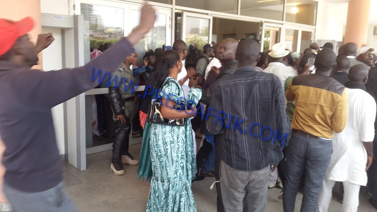 Direct Verdict Karim: les images de l'arrivé de wade au Tribunal Direct Verdict Karim: les images de l'arrivé de wade au Tribunal