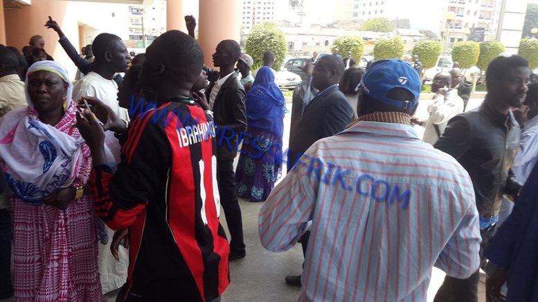 Direct Verdict Karim: les images de l'arrivé de wade au Tribunal Direct Verdict Karim: les images de l'arrivé de wade au Tribunal