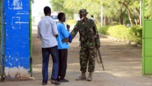 Un soldat kényan garde l'entrée du campus de Garissa, le 3 avril. REUTERS/Noor Khamis Un soldat kényan garde l'entrée du campus de Garissa, le 3 avril. REUTERS/Noor Khamis