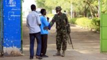Un soldat kényan garde l'entrée du campus de Garissa, le 3 avril. REUTERS/Noor Khamis