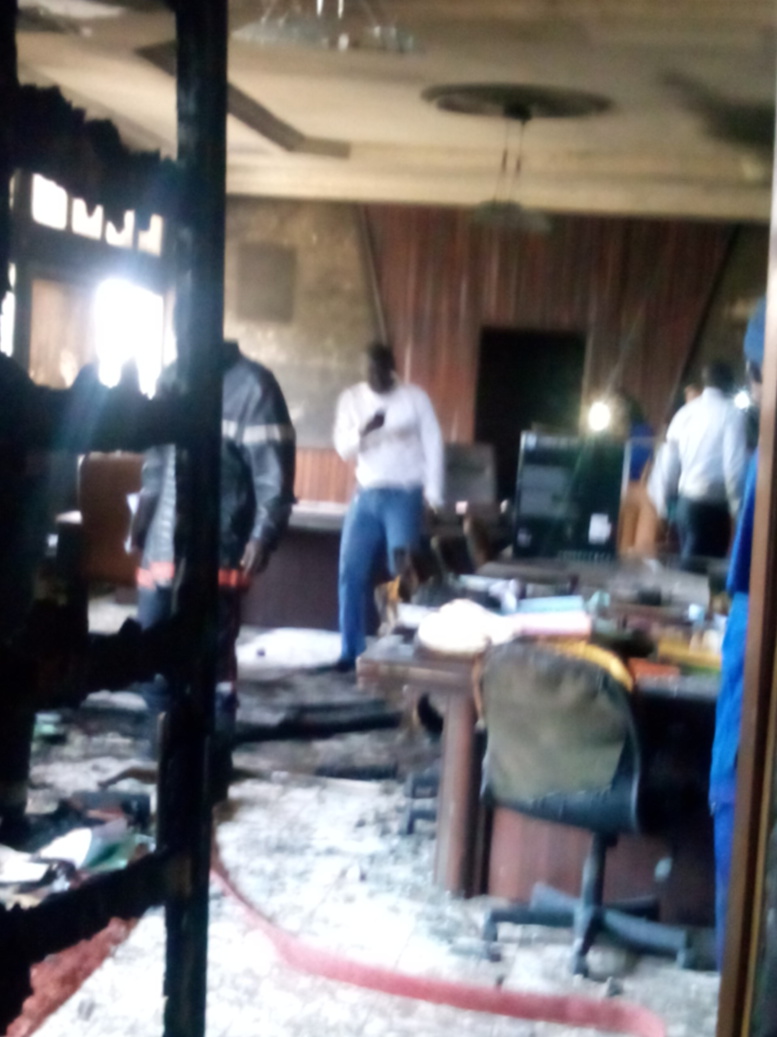 Images du sinistre, des mobiliers de bureau partis en fumée (Photos d'Ibrahima GUINDO)