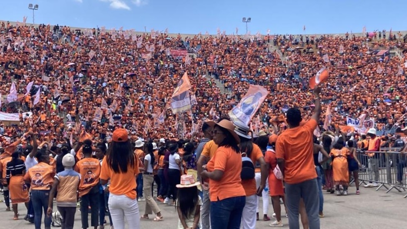 Présidentielle à Madagascar: Andry Rajoelina tient son dernier meeting dans un stade plein à craquer Présidentielle à Madagascar: Andry Rajoelina tient son dernier meeting dans un stade plein à craquer
